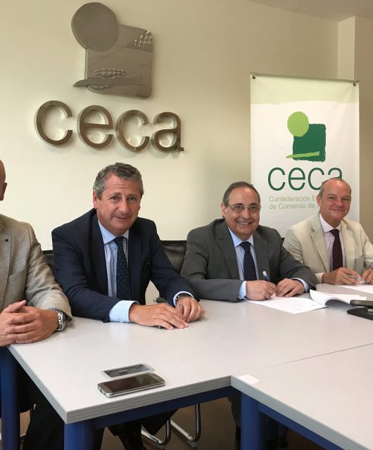 Foto de familia de la firma del convenio entre la CECA y Dopp Consultores.