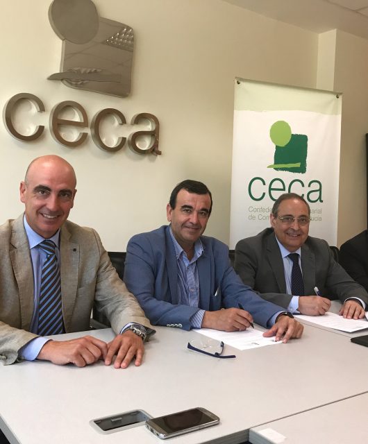 Foto de familia de la firma del convenio entre la empresa ATA y la CECA.